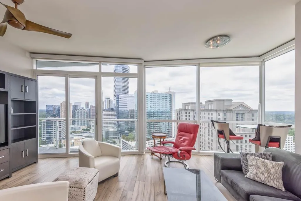 Sunroom / solarium with a view of skyline