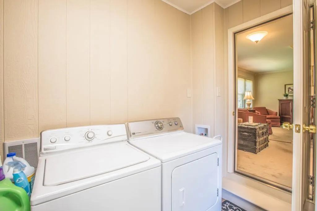 255 Brook Drive, Sandy Springs, Georgia 30328, 3 Bedrooms Bedrooms, ,2 BathroomsBathrooms,Residential,Sold,255 Brook Drive,5978622