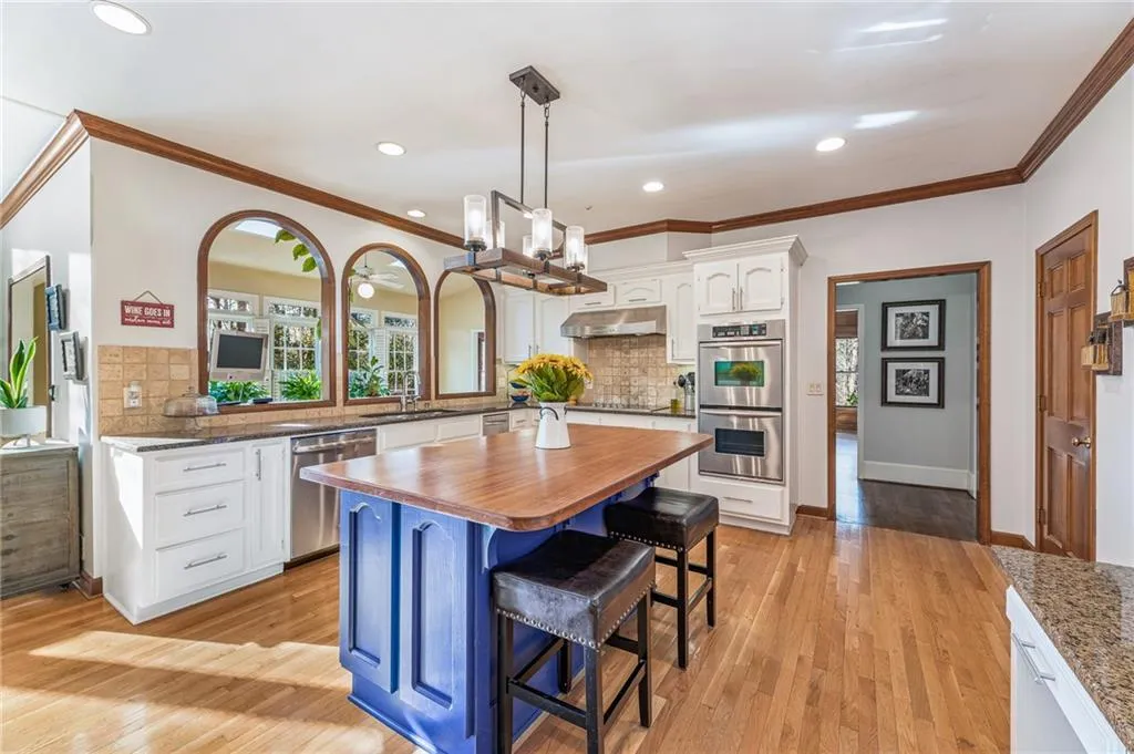 8415 Valemont Drive, Sandy Springs, Georgia 30350, 5 Bedrooms Bedrooms, ,4 BathroomsBathrooms,Residential,Sold,8415 Valemont Drive,7175892