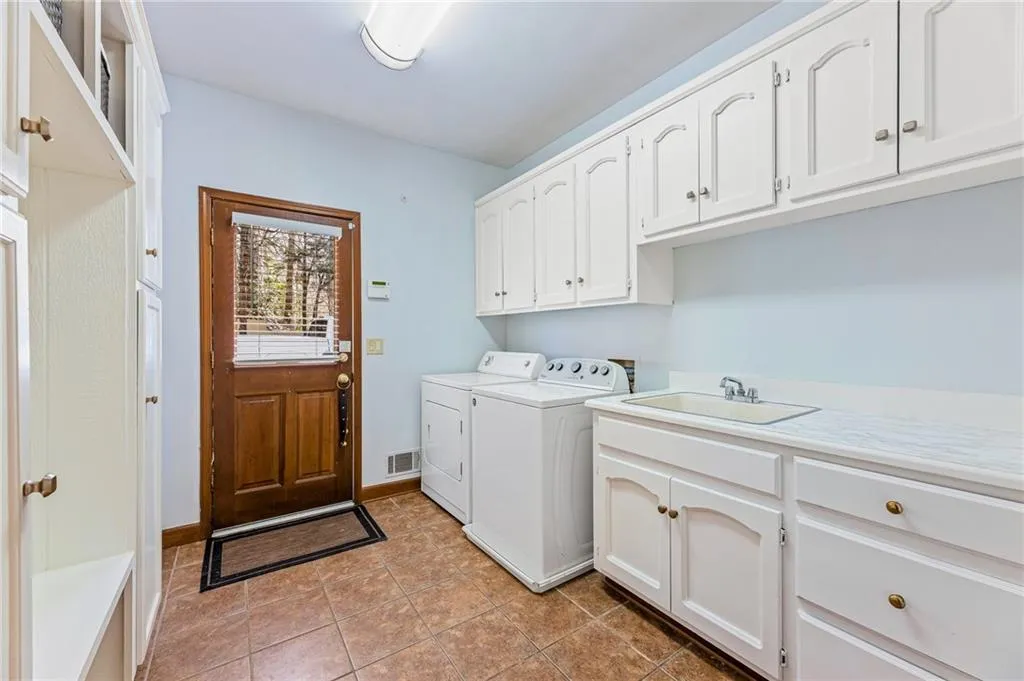 8415 Valemont Drive, Sandy Springs, Georgia 30350, 5 Bedrooms Bedrooms, ,4 BathroomsBathrooms,Residential,Sold,8415 Valemont Drive,7175892