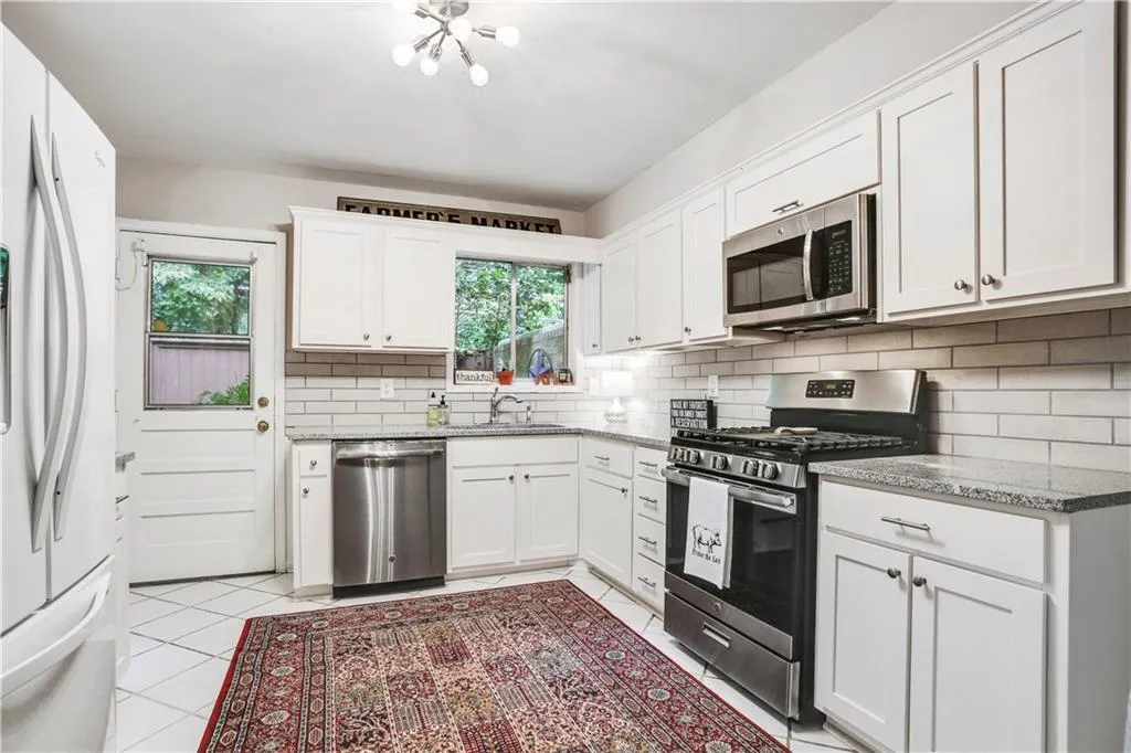 5400 Roswell Road Unit I4, Atlanta, Georgia 30342, 3 Bedrooms Bedrooms, ,2 BathroomsBathrooms,Residential,Sold,5400 Roswell Road Unit I4,6050782