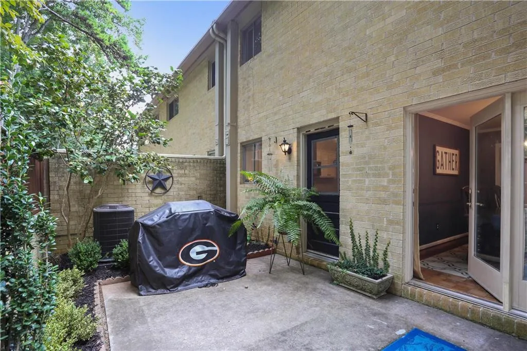 5400 Roswell Road Unit I4, Atlanta, Georgia 30342, 3 Bedrooms Bedrooms, ,2 BathroomsBathrooms,Residential,Sold,5400 Roswell Road Unit I4,6050782