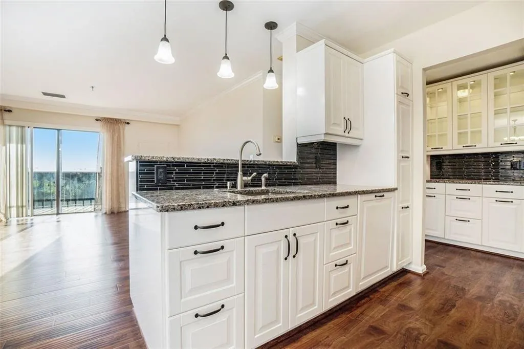 300 Johnson Ferry Road Ne Unit A 1003, Sandy Springs, Georgia 30328, 2 Bedrooms Bedrooms, ,2 BathroomsBathrooms,Residential,Sold,300 Johnson Ferry Road Ne Unit A 1003,7022282