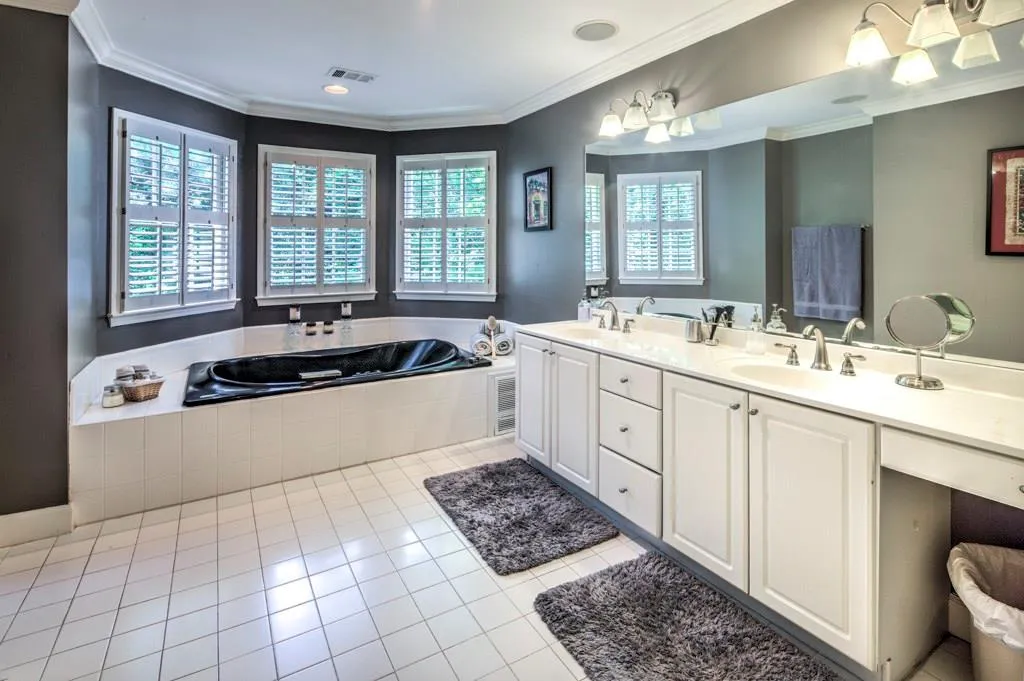 320 Fountain Oaks Lane Ne, Atlanta, Georgia 30342, 4 Bedrooms Bedrooms, ,3 BathroomsBathrooms,Residential,Sold,320 Fountain Oaks Lane Ne,5900389