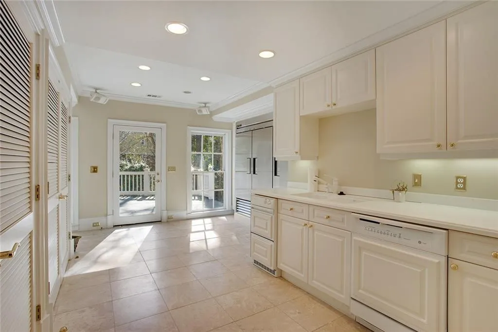 734 Heards Ferry Road, Sandy Springs, Georgia 30328, 5 Bedrooms Bedrooms, ,6 BathroomsBathrooms,Residential,Sold,734 Heards Ferry Road,5749017