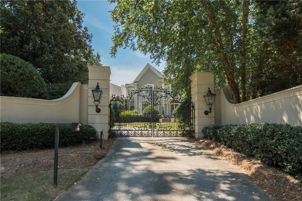 734 Heards Ferry Road, Sandy Springs, Georgia 30328, 5 Bedrooms Bedrooms, ,6 BathroomsBathrooms,Residential,Sold,734 Heards Ferry Road,5749017