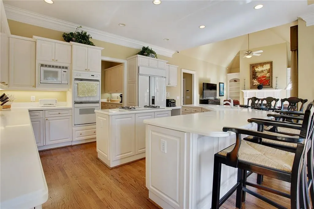 734 Heards Ferry Road, Sandy Springs, Georgia 30328, 5 Bedrooms Bedrooms, ,6 BathroomsBathrooms,Residential,Sold,734 Heards Ferry Road,5749017