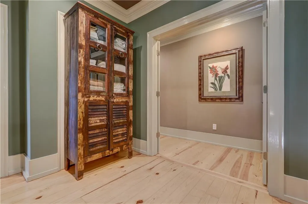 5512 Glenridge Drive Unit M, Atlanta, Georgia 30342, 4 Bedrooms Bedrooms, ,4 BathroomsBathrooms,Residential,Sold,5512 Glenridge Drive Unit M,6849579