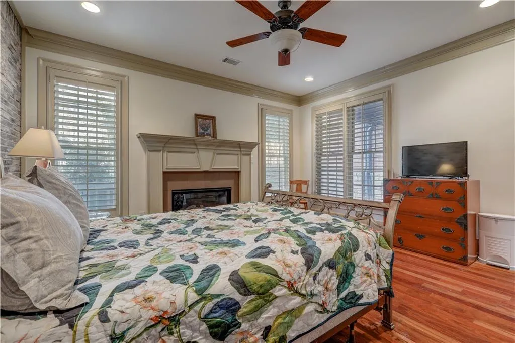 5512 Glenridge Drive Unit M, Atlanta, Georgia 30342, 4 Bedrooms Bedrooms, ,4 BathroomsBathrooms,Residential,Sold,5512 Glenridge Drive Unit M,6849579