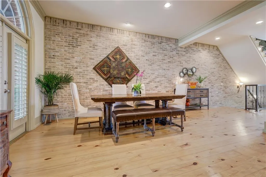 5512 Glenridge Drive Unit M, Atlanta, Georgia 30342, 4 Bedrooms Bedrooms, ,4 BathroomsBathrooms,Residential,Sold,5512 Glenridge Drive Unit M,6849579