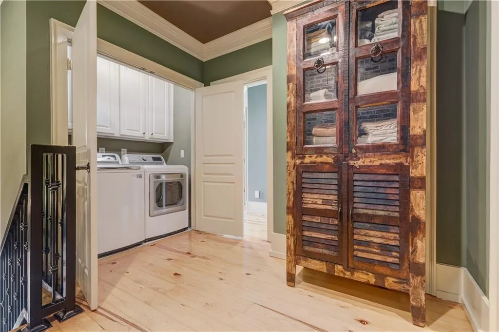 5512 Glenridge Drive Unit M, Atlanta, Georgia 30342, 4 Bedrooms Bedrooms, ,4 BathroomsBathrooms,Residential,Sold,5512 Glenridge Drive Unit M,6849579