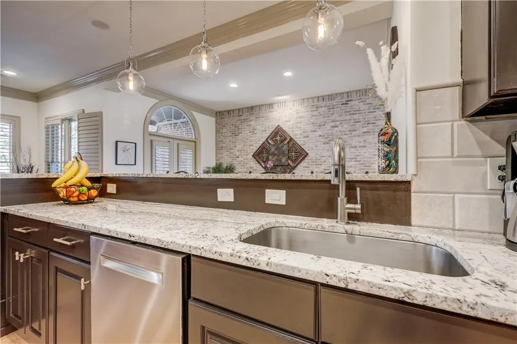 5512 Glenridge Drive Unit M, Atlanta, Georgia 30342, 4 Bedrooms Bedrooms, ,4 BathroomsBathrooms,Residential,Sold,5512 Glenridge Drive Unit M,6849579