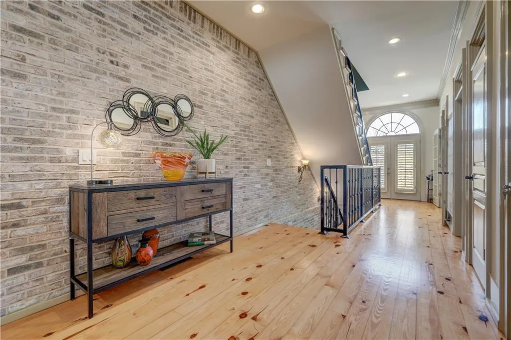 5512 Glenridge Drive Unit M, Atlanta, Georgia 30342, 4 Bedrooms Bedrooms, ,4 BathroomsBathrooms,Residential,Sold,5512 Glenridge Drive Unit M,6849579