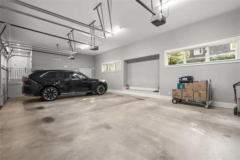 1271 Roxboro Drive Ne, Atlanta, Georgia 30324, 6 Bedrooms Bedrooms, ,5 BathroomsBathrooms,Residential,For Sale,1271 Roxboro Drive Ne,7660864