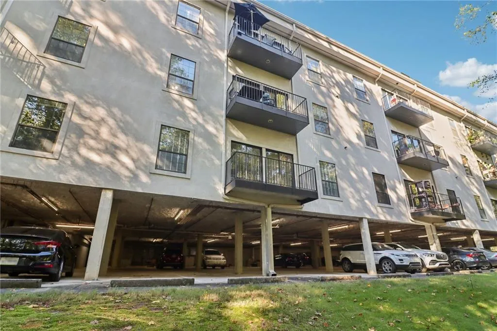 3071 Lenox Road Ne Unit 8, Atlanta, Georgia 30324, 2 Bedrooms Bedrooms, ,2 BathroomsBathrooms,Residential,For Sale,3071 Lenox Road Ne Unit 8,7675120