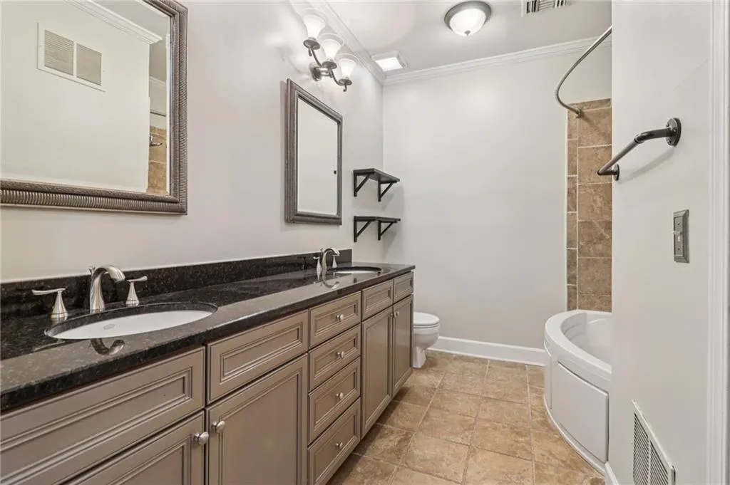 3071 Lenox Road Ne Unit 8, Atlanta, Georgia 30324, 2 Bedrooms Bedrooms, ,2 BathroomsBathrooms,Residential,For Sale,3071 Lenox Road Ne Unit 8,7675120