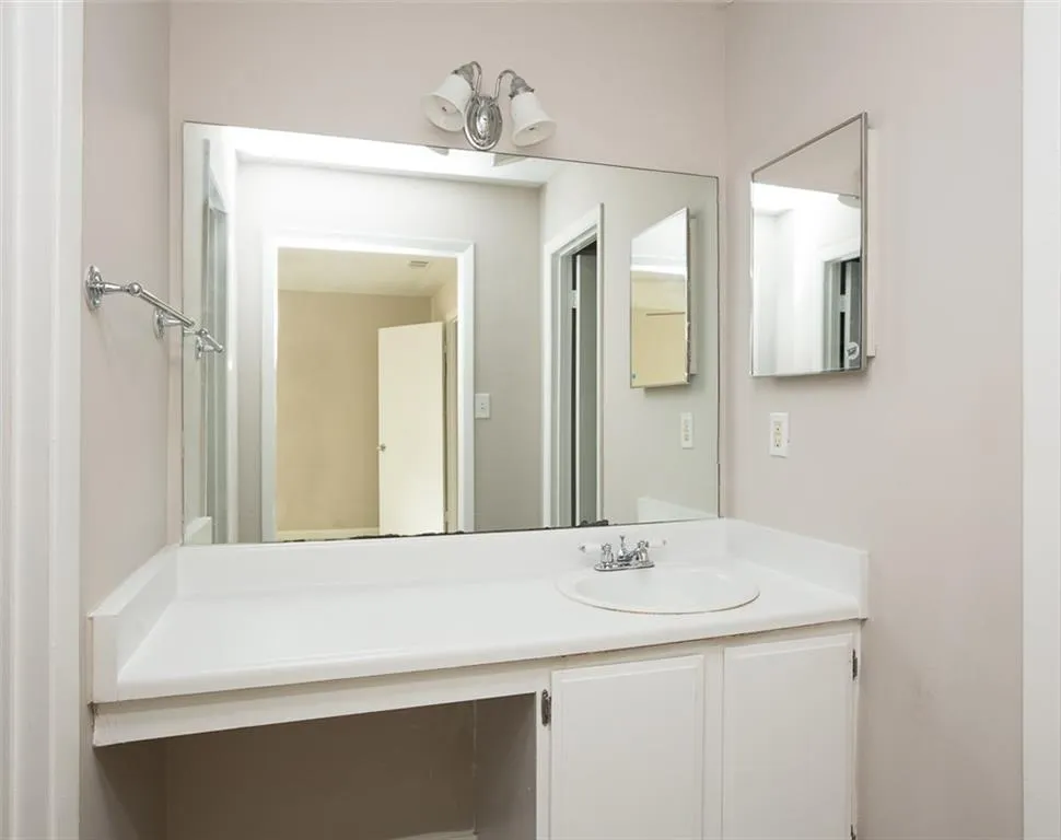 8740 Roswell Road Unit 10h, Sandy Springs, Georgia 30350, 2 Bedrooms Bedrooms, ,2 BathroomsBathrooms,Residential,Sold,8740 Roswell Road Unit 10h,5908079