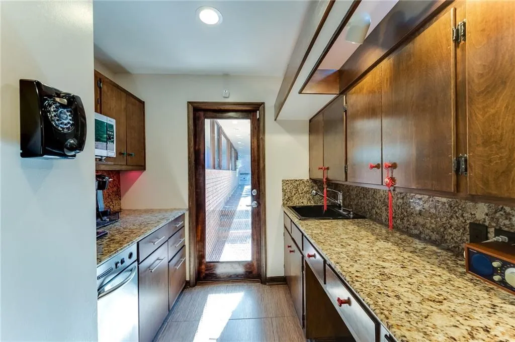 610 Bridgewater Drive, Sandy Springs, Georgia 30328, 3 Bedrooms Bedrooms, ,3 BathroomsBathrooms,Residential,Sold,610 Bridgewater Drive,6961271