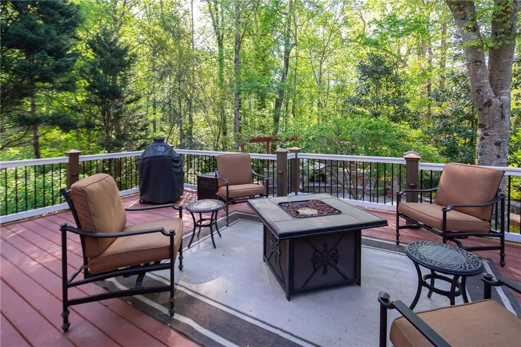 7725 Dunvegan Close, Sandy Springs, Georgia 30350, 5 Bedrooms Bedrooms, ,3 BathroomsBathrooms,Residential,Sold,7725 Dunvegan Close,6869872