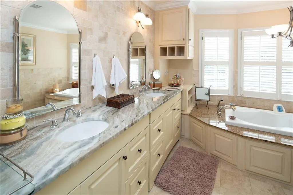 7725 Dunvegan Close, Sandy Springs, Georgia 30350, 5 Bedrooms Bedrooms, ,3 BathroomsBathrooms,Residential,Sold,7725 Dunvegan Close,6869872