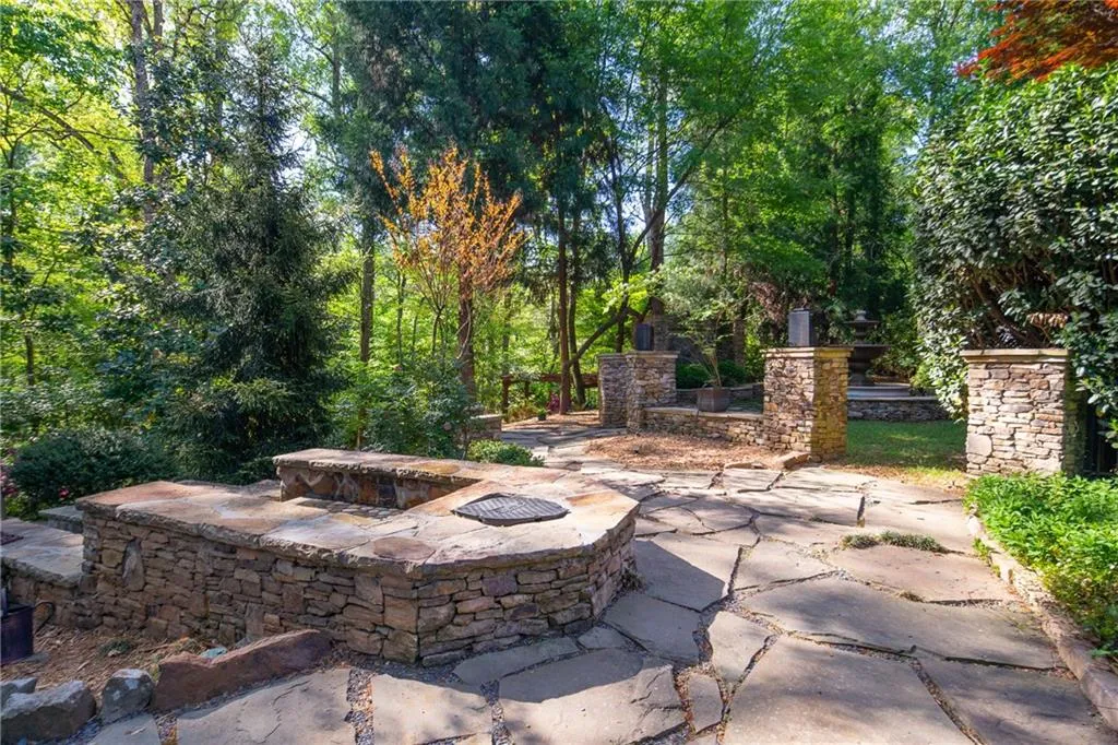 7725 Dunvegan Close, Sandy Springs, Georgia 30350, 5 Bedrooms Bedrooms, ,3 BathroomsBathrooms,Residential,Sold,7725 Dunvegan Close,6869872