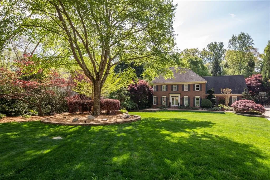 7725 Dunvegan Close, Sandy Springs, Georgia 30350, 5 Bedrooms Bedrooms, ,3 BathroomsBathrooms,Residential,Sold,7725 Dunvegan Close,6869872