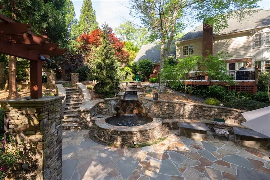 7725 Dunvegan Close, Sandy Springs, Georgia 30350, 5 Bedrooms Bedrooms, ,3 BathroomsBathrooms,Residential,Sold,7725 Dunvegan Close,6869872