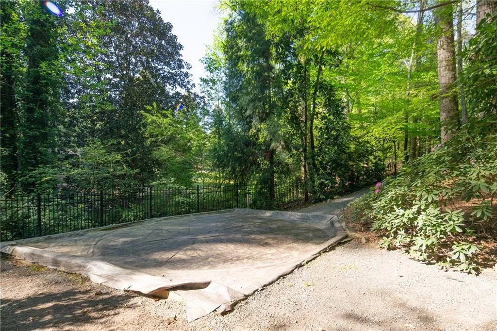 7725 Dunvegan Close, Sandy Springs, Georgia 30350, 5 Bedrooms Bedrooms, ,3 BathroomsBathrooms,Residential,Sold,7725 Dunvegan Close,6869872