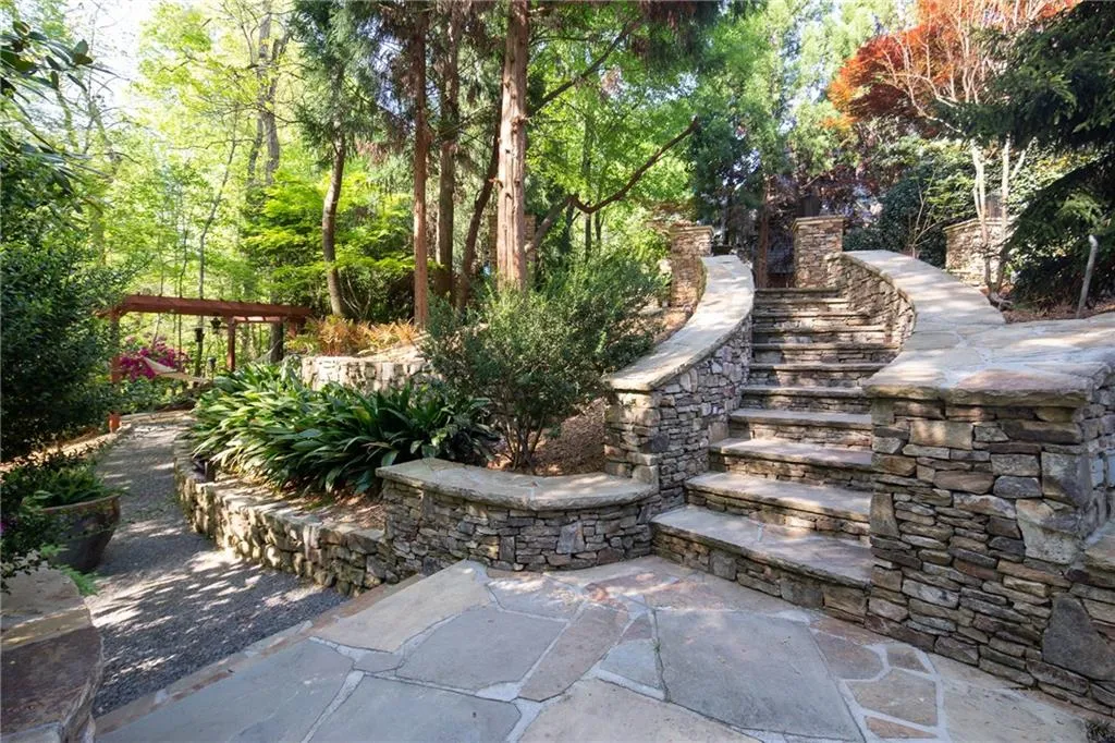 7725 Dunvegan Close, Sandy Springs, Georgia 30350, 5 Bedrooms Bedrooms, ,3 BathroomsBathrooms,Residential,Sold,7725 Dunvegan Close,6869872