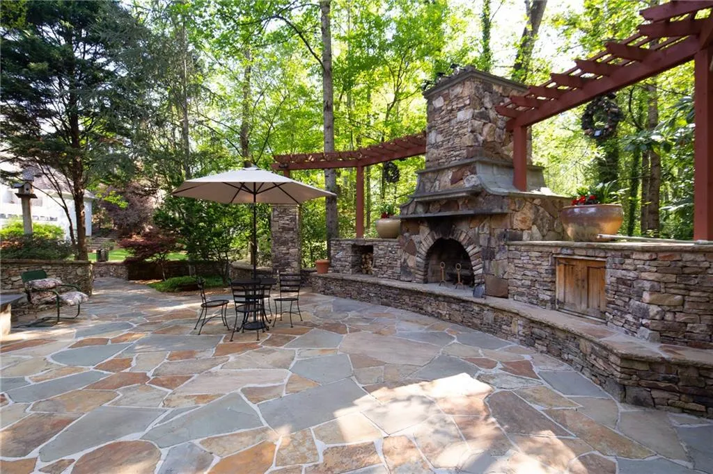 7725 Dunvegan Close, Sandy Springs, Georgia 30350, 5 Bedrooms Bedrooms, ,3 BathroomsBathrooms,Residential,Sold,7725 Dunvegan Close,6869872