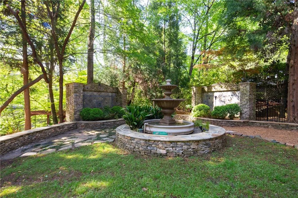 7725 Dunvegan Close, Sandy Springs, Georgia 30350, 5 Bedrooms Bedrooms, ,3 BathroomsBathrooms,Residential,Sold,7725 Dunvegan Close,6869872