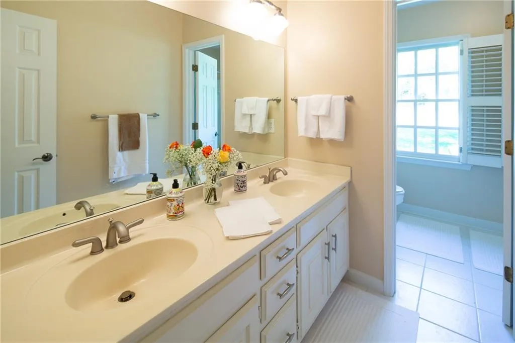 7725 Dunvegan Close, Sandy Springs, Georgia 30350, 5 Bedrooms Bedrooms, ,3 BathroomsBathrooms,Residential,Sold,7725 Dunvegan Close,6869872
