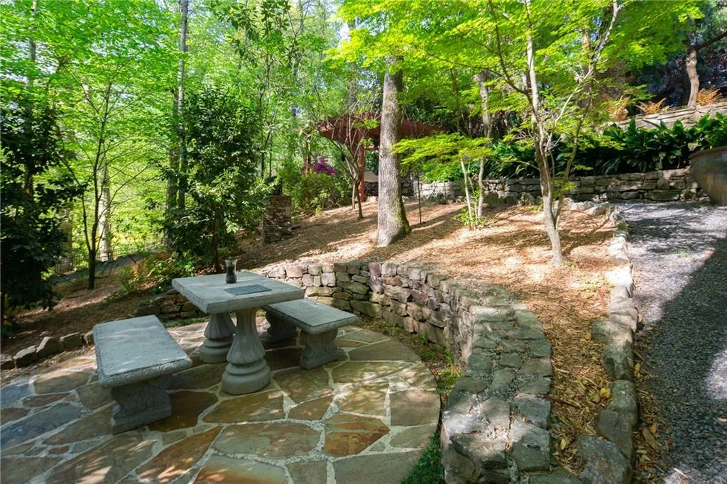 7725 Dunvegan Close, Sandy Springs, Georgia 30350, 5 Bedrooms Bedrooms, ,3 BathroomsBathrooms,Residential,Sold,7725 Dunvegan Close,6869872