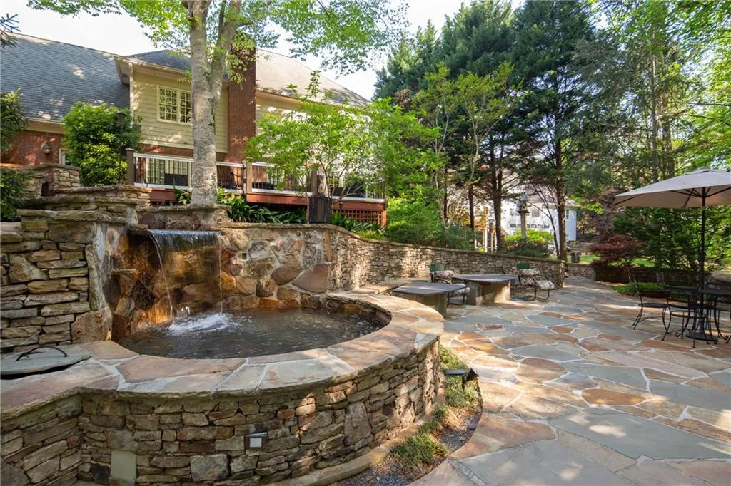 7725 Dunvegan Close, Sandy Springs, Georgia 30350, 5 Bedrooms Bedrooms, ,3 BathroomsBathrooms,Residential,Sold,7725 Dunvegan Close,6869872