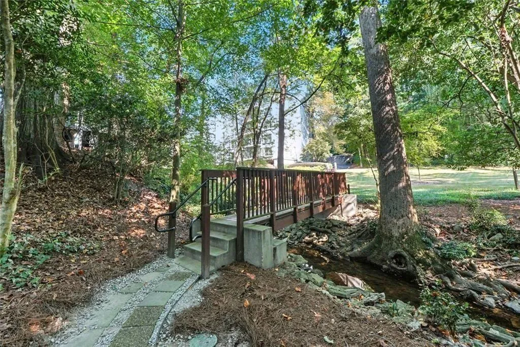 3201 Lenox Road Ne Unit 23, Atlanta, Georgia 30324, 2 Bedrooms Bedrooms, ,2 BathroomsBathrooms,Residential,For Sale,3201 Lenox Road Ne Unit 23,7645571