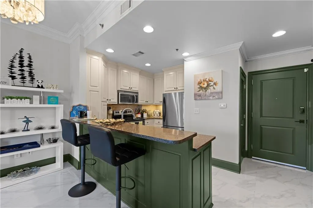 2255 Peachtree Road Ne Unit 521, Atlanta, Georgia 30309, 2 Bedrooms Bedrooms, ,2 BathroomsBathrooms,Residential,For Sale,2255 Peachtree Road Ne Unit 521,7669657