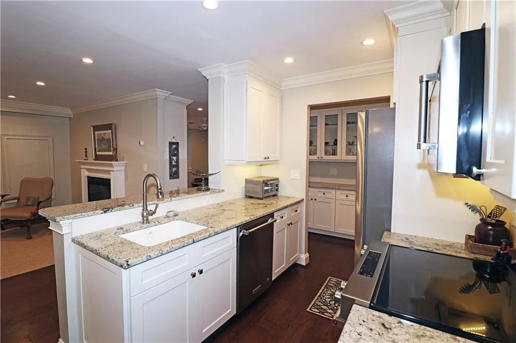 300 Johnson Ferry Road Ne Unit A1007, Sandy Springs, Georgia 30328, 2 Bedrooms Bedrooms, ,2 BathroomsBathrooms,Residential,Sold,300 Johnson Ferry Road Ne Unit A1007,7152344