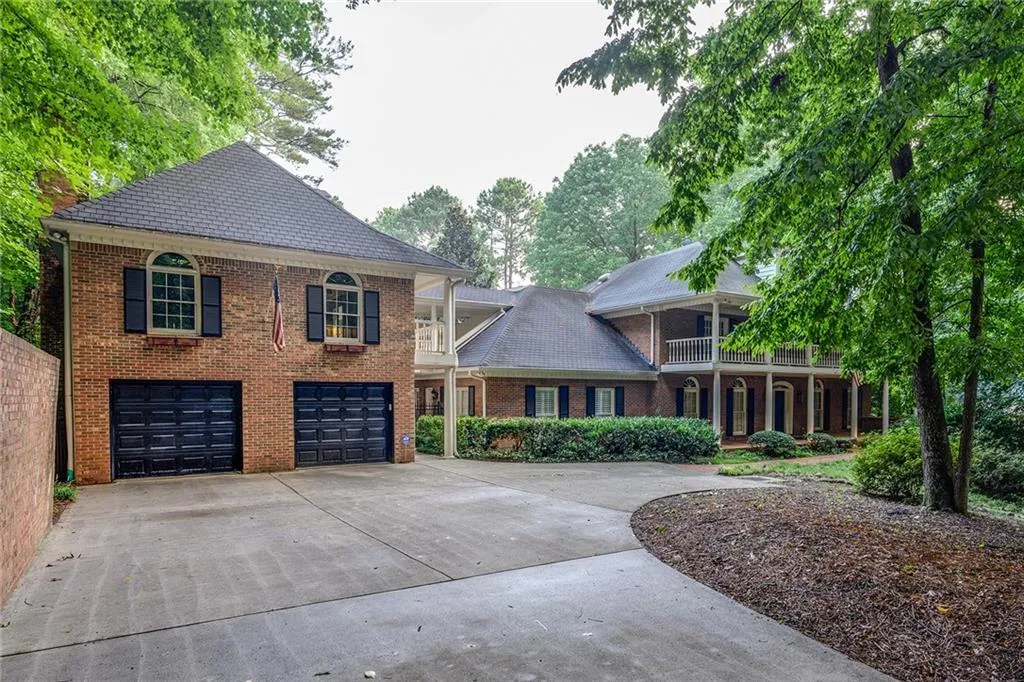 9735 Huntcliff Trace, Sandy Springs, Georgia 30350, 5 Bedrooms Bedrooms, ,4 BathroomsBathrooms,Residential,Sold,9735 Huntcliff Trace,6925022