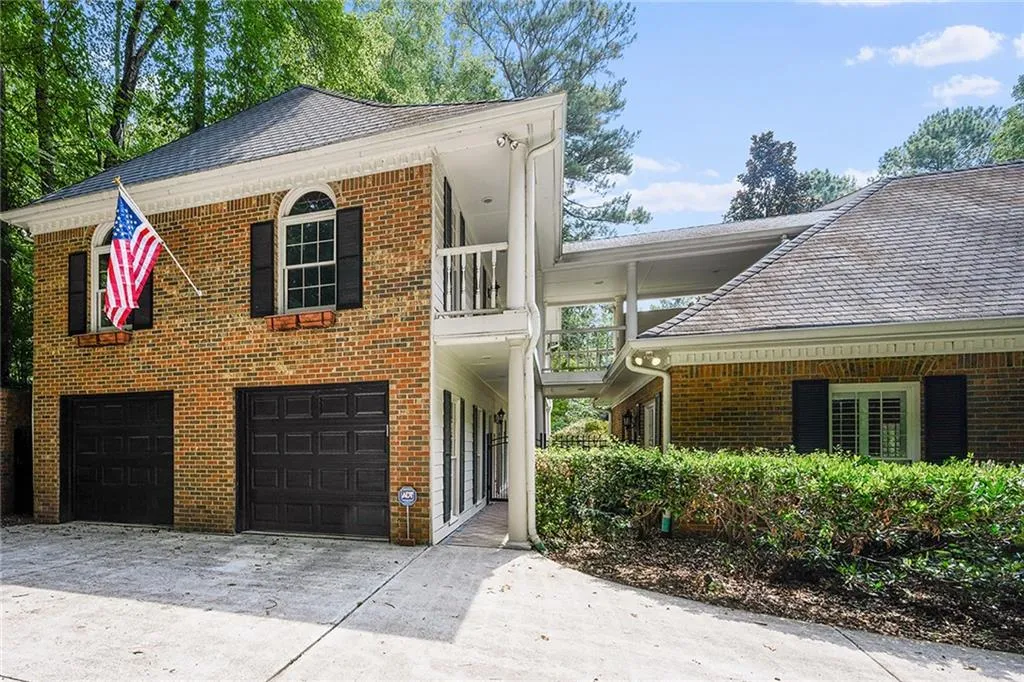 9735 Huntcliff Trace, Sandy Springs, Georgia 30350, 5 Bedrooms Bedrooms, ,4 BathroomsBathrooms,Residential,Sold,9735 Huntcliff Trace,6925022