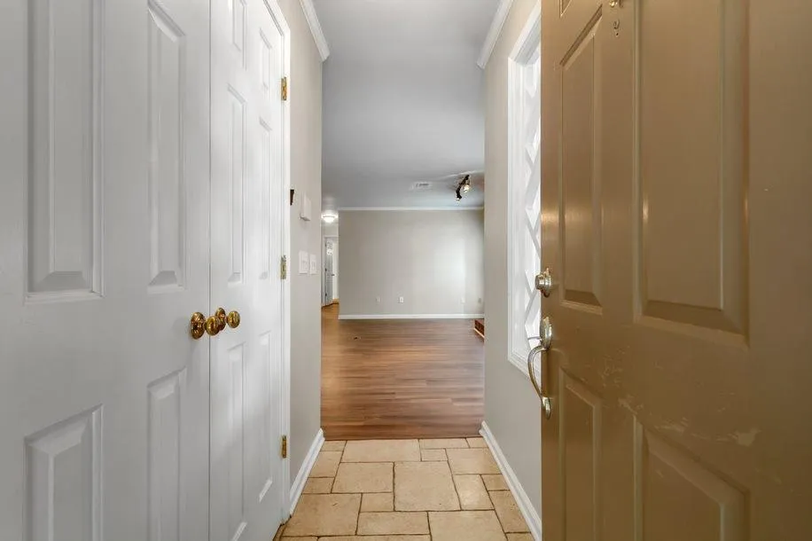 802 Abingdon Way, Sandy Springs, Georgia 30328, 2 Bedrooms Bedrooms, ,2 BathroomsBathrooms,Residential,Sold,802 Abingdon Way,6887208