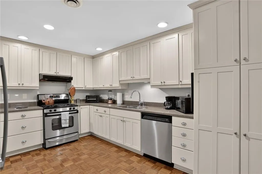 2734 Peachtree Road Nw Unit A201, Atlanta, Georgia 30305, 2 Bedrooms Bedrooms, 0 ,2 BathroomsBathrooms,Residential,For Sale,2734 Peachtree Road Nw Unit A201,7815075
