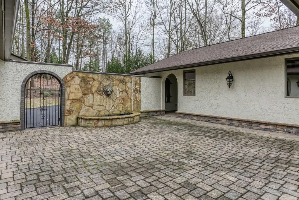 425 Mount Vernon Highway, Sandy Springs, Georgia 30327, 5 Bedrooms Bedrooms, ,4 BathroomsBathrooms,Residential,Sold,425 Mount Vernon Highway,6681600