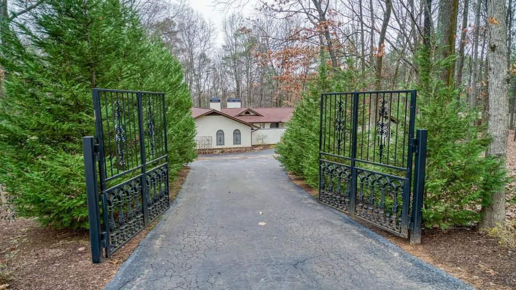 425 Mount Vernon Highway, Sandy Springs, Georgia 30327, 5 Bedrooms Bedrooms, ,4 BathroomsBathrooms,Residential,Sold,425 Mount Vernon Highway,6681600