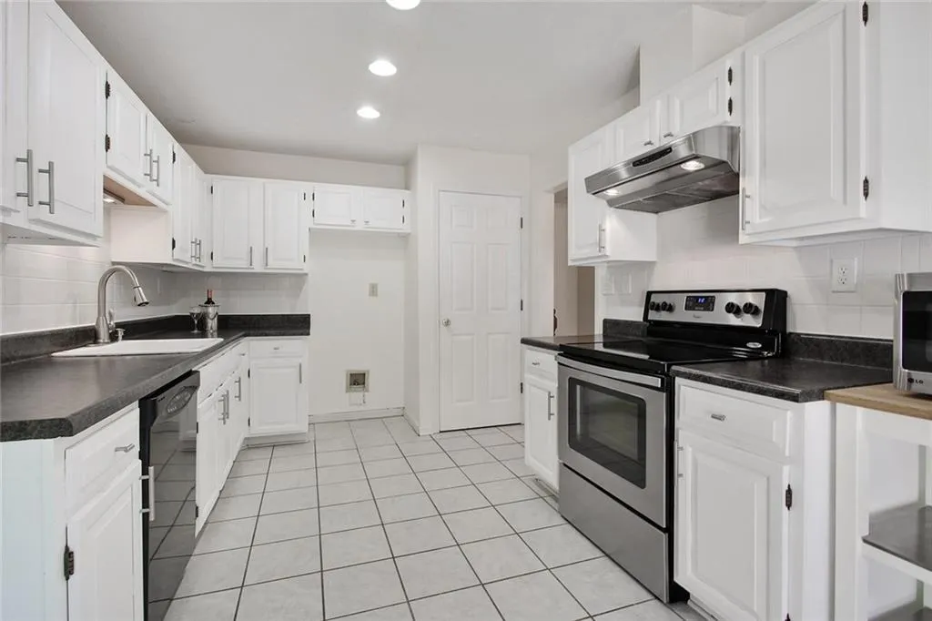 604 Garden Court, Sandy Springs, Georgia 30328, 3 Bedrooms Bedrooms, ,2 BathroomsBathrooms,Residential,Sold,604 Garden Court,6605522