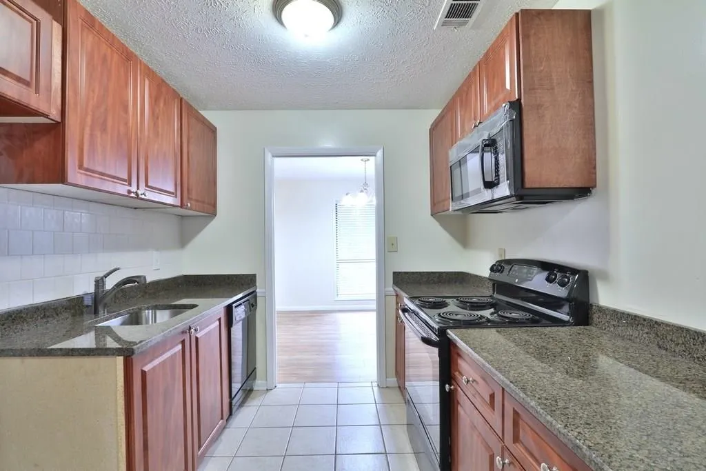 8740 Roswell Road Unit 1a, Atlanta, Georgia 30350, 2 Bedrooms Bedrooms, ,2 BathroomsBathrooms,Residential,Sold,8740 Roswell Road Unit 1a,5961892