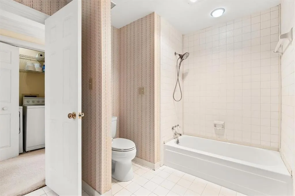 Large guest bathroom