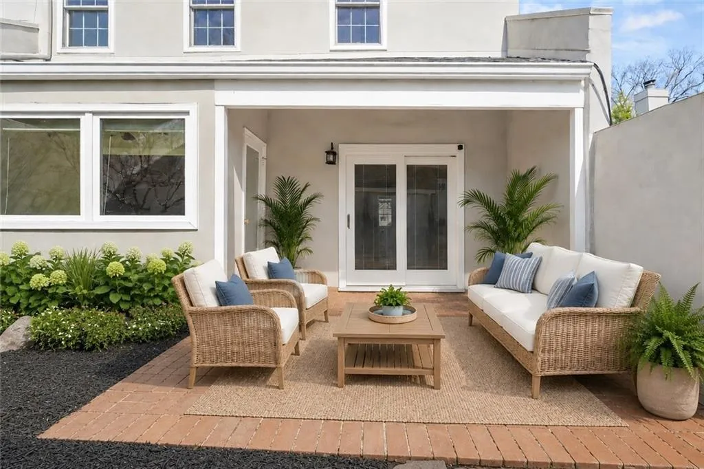 Beautiful Patio with brick pavers