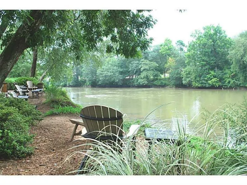 Walking distance to Chattahoochee River