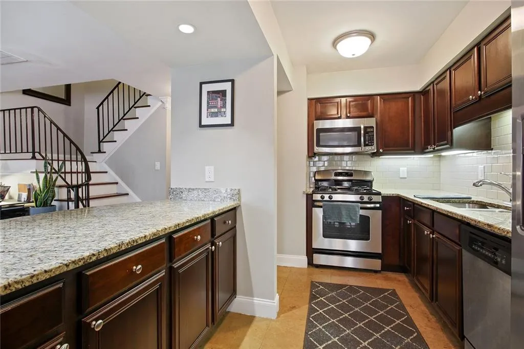 6980 Roswell Road Unit D6, Atlanta, Georgia 30328, 2 Bedrooms Bedrooms, ,2 BathroomsBathrooms,Residential,Sold,6980 Roswell Road Unit D6,6592572