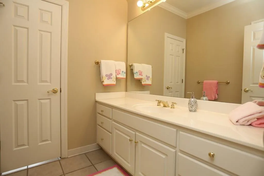 725 Brookwoods Trace, Atlanta, Georgia 30342, 4 Bedrooms Bedrooms, ,4 BathroomsBathrooms,Residential,Sold,725 Brookwoods Trace,5813441